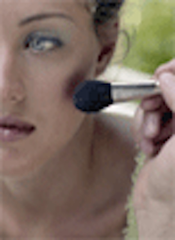 CT.com_applyingMakeup