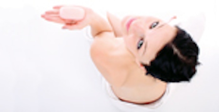 woman_hold_soap_f