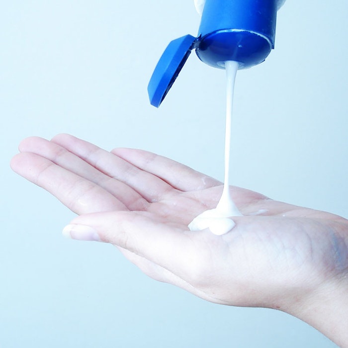 Pouring-lotion-in-hand-800