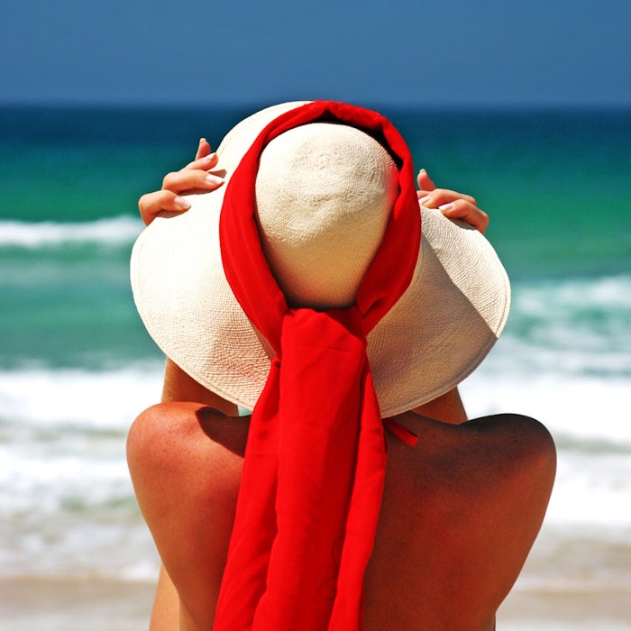 Woman-in-sun-hat-on-beach-850