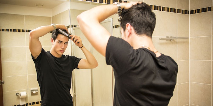ManGroominginMirror850x425