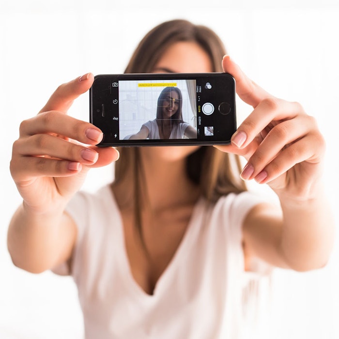 BrunetteWomanSelfie850