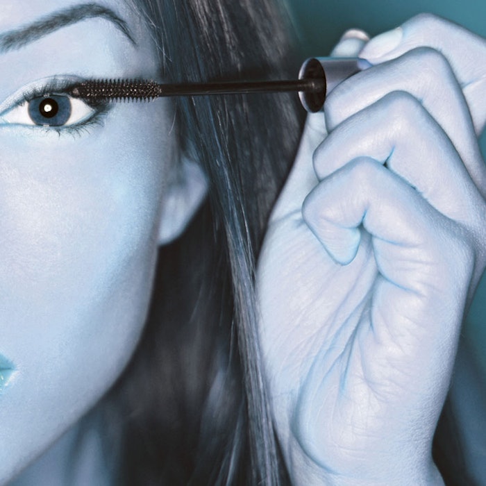 ApplyingMascara850