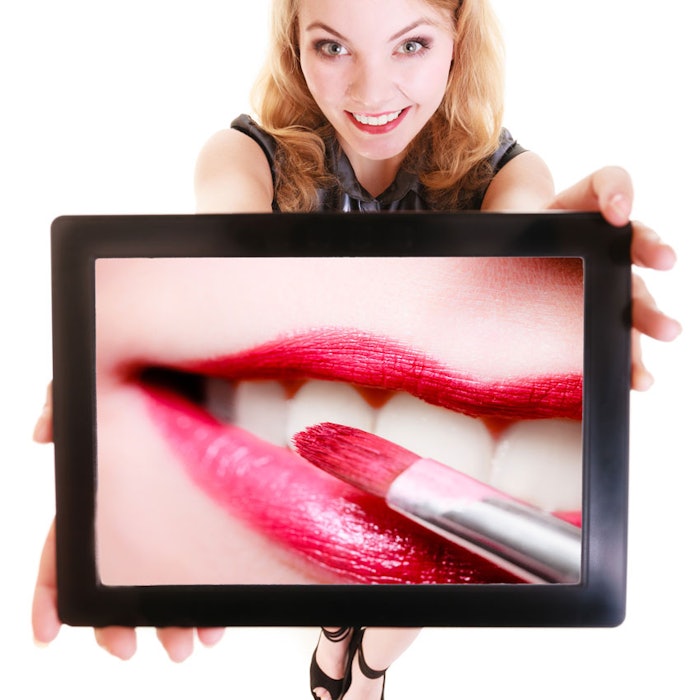 WomanTabletMakeup850