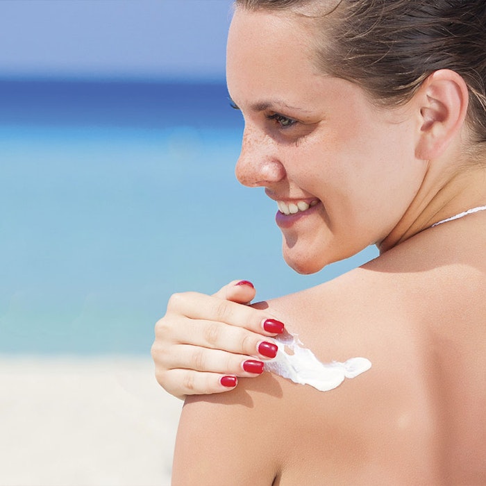 WomanApplyingSunscreen_850x850