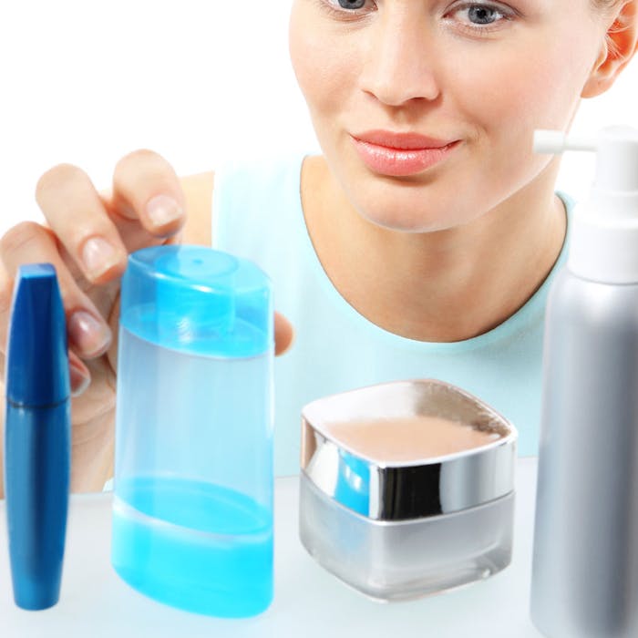 WomanPickingPackaging850