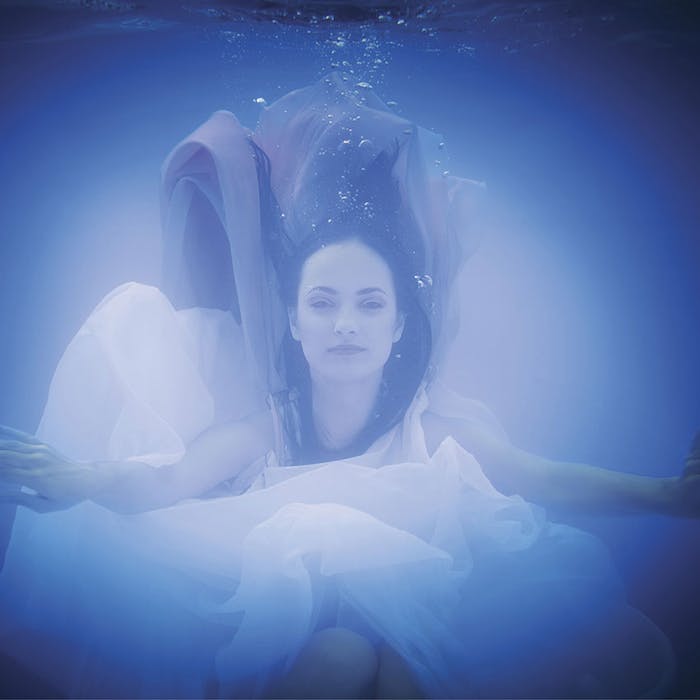 WomanUnderwaterBeauty850