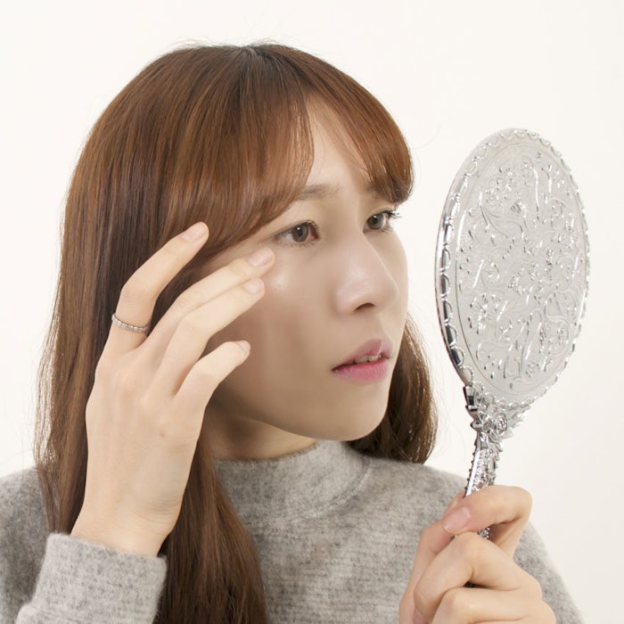 AsianWomanExamineFace850