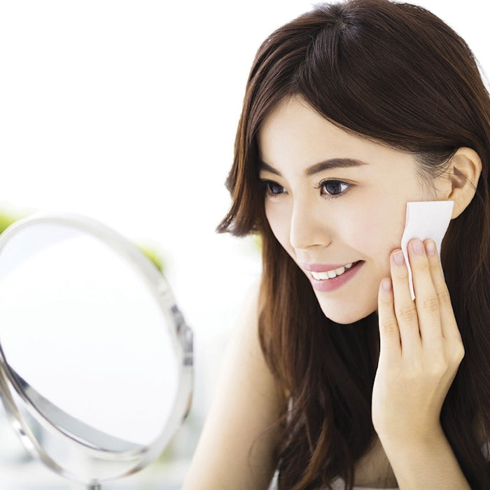 AsianWomanMirrorCleansing850