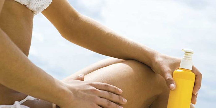 WomanSwimsuitSunscreenApply850x425