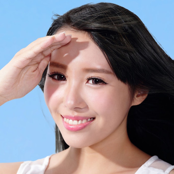 YoungAsianWomanSun850