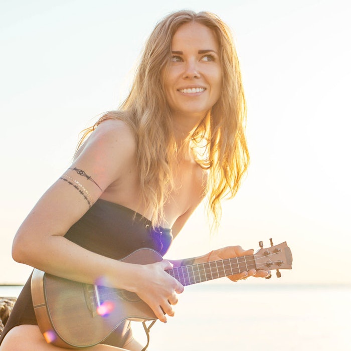 UkeleleBeachSunWomanTune850