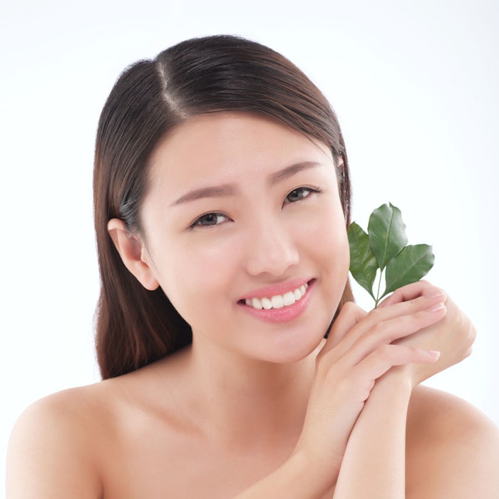 AsianWomanGreenTeaLeaf850