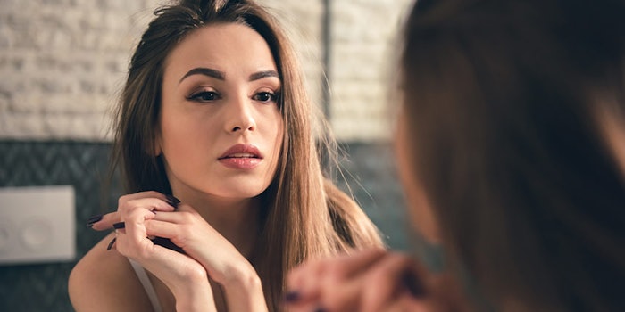 WomanMirrorExaminingSkin850x425