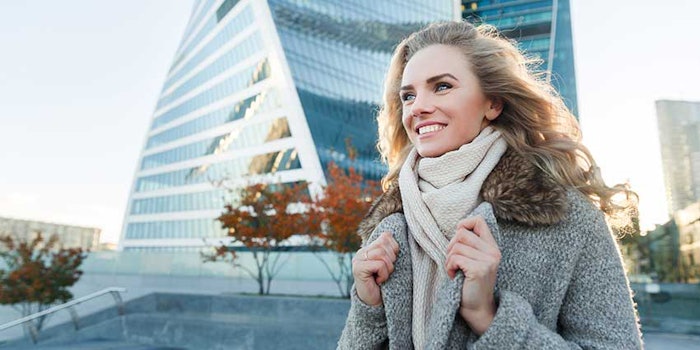 SI_CityWomanShopping_425