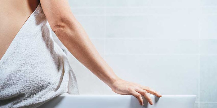 WomanSittingonBath_425
