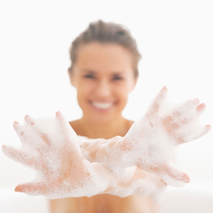 WomanFoamyHands850