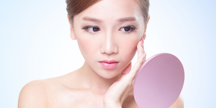 AsianWomanExaminingEyes850x425