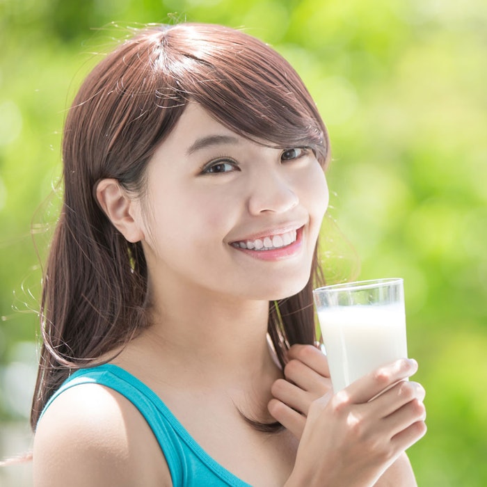 AsianWomanMilkOutdoors850