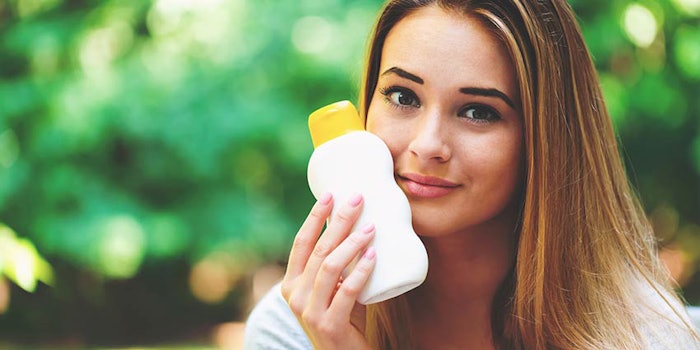 womanholdingsunscreen_425