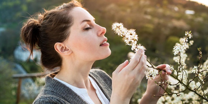 womansmellingflower_4251