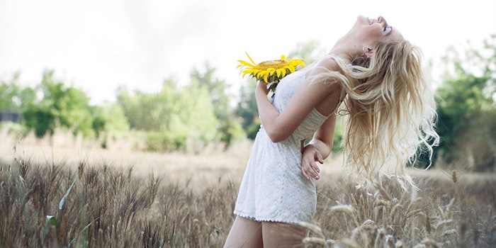 WomaninSunflowerField850x425