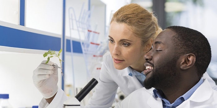 ChemistsinLab850x425
