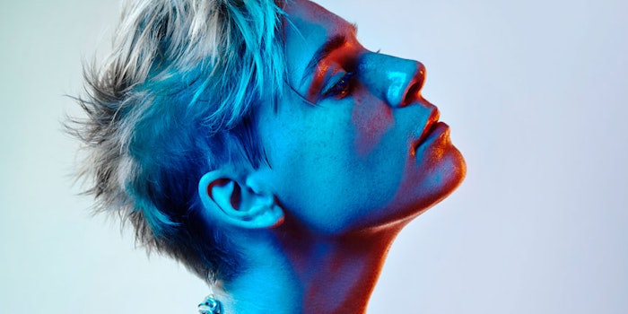 WomanProfileBlueLightShortHair850x425