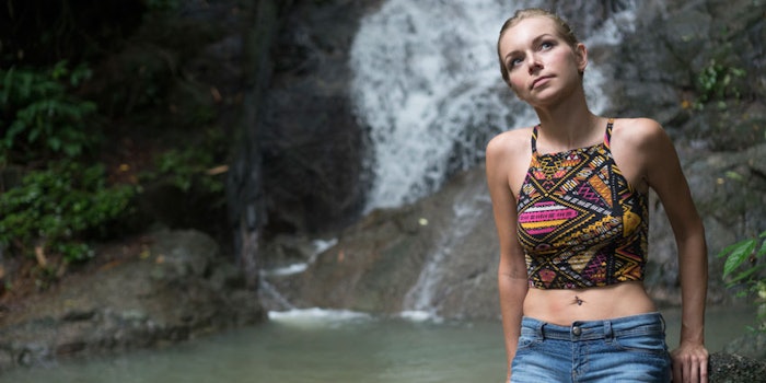WaterfallWomanBeauty850x425