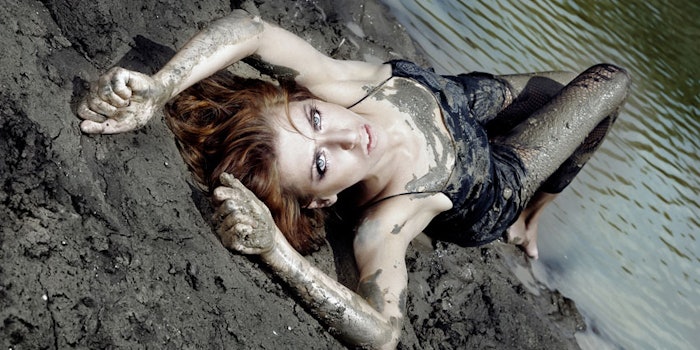 WomanDirtySkinMud850x425