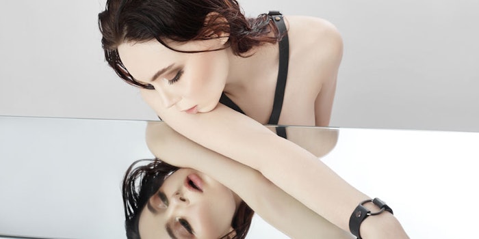 WomanPeeringMirrorComplex850x425