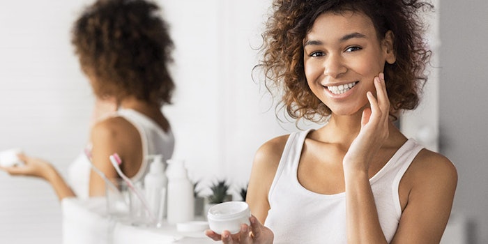 xWomanApplyingWhiteLotionCreamSimple850x425