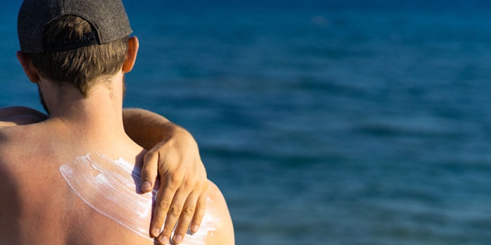 ManAppliesSunscreenBackShoulder850x425