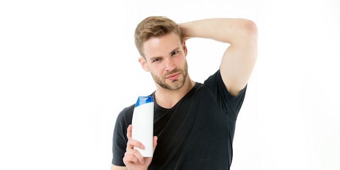 ManHoldingShampoo850x425