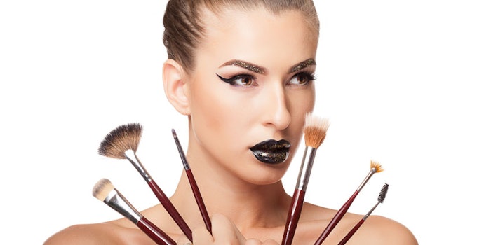 WomanCosmeticBrushesMultipleDramatic850x425