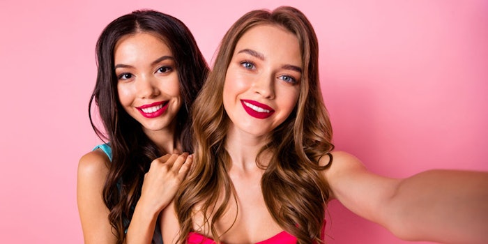 TwoWomenSelfieHealthyHair850x425