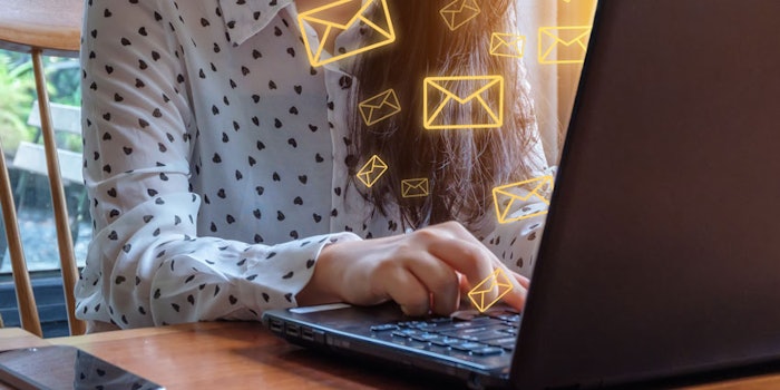 WomanProfessionalSendingEmail850x425