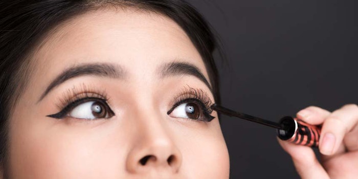 AsianWomanApplyingMascaraCloseup850x425