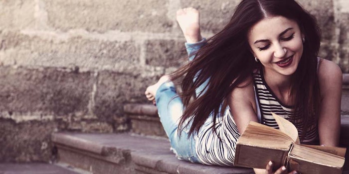 WomanHealthyHairReadingBook850x425