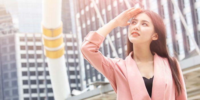 AsianWomanOutsideCitySun850x425
