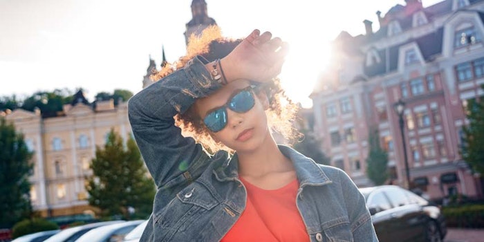 WomaninCityUnderSun850x425