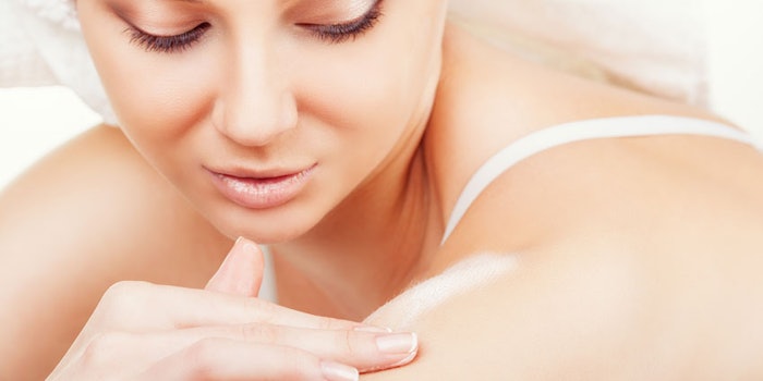 WomanLeaningApplyingLotiontoShoulder_850x425