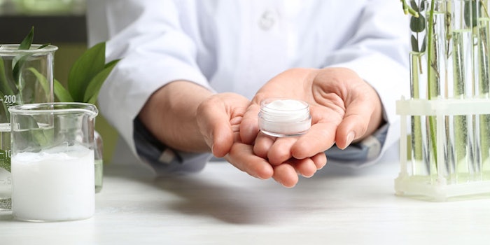 ChemistLabCreamHandsNature_850x425