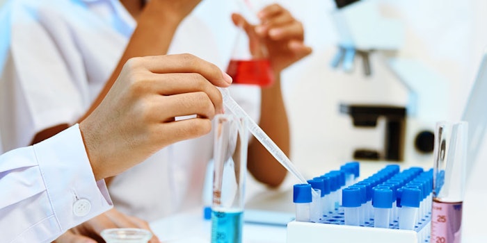 ChemistsinLabStudyingChemicals850x425