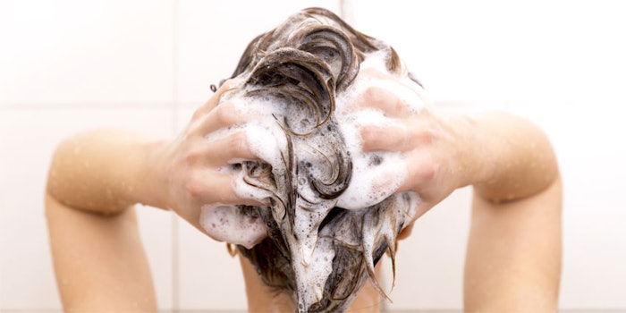 WomanShampooingHairBackView850x425