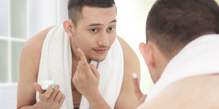 ManApplyingMoisturizertoFaceinMirror850x425