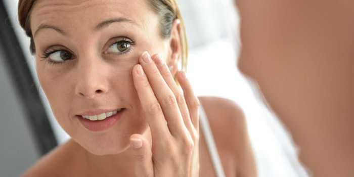 MatureWomanApplyingFaceCreaminMirror_850x425