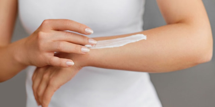 WomanUsingSkinCreamonArm_850x425