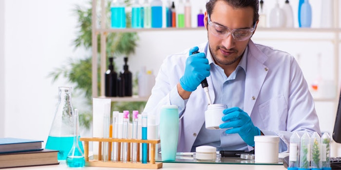 YoungManCosmeticChemistinLab_850x425