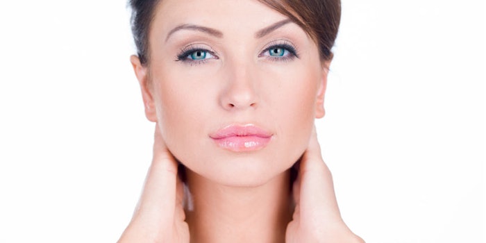 YoungWomanBeautySkinCareHandsonNeck_850x425